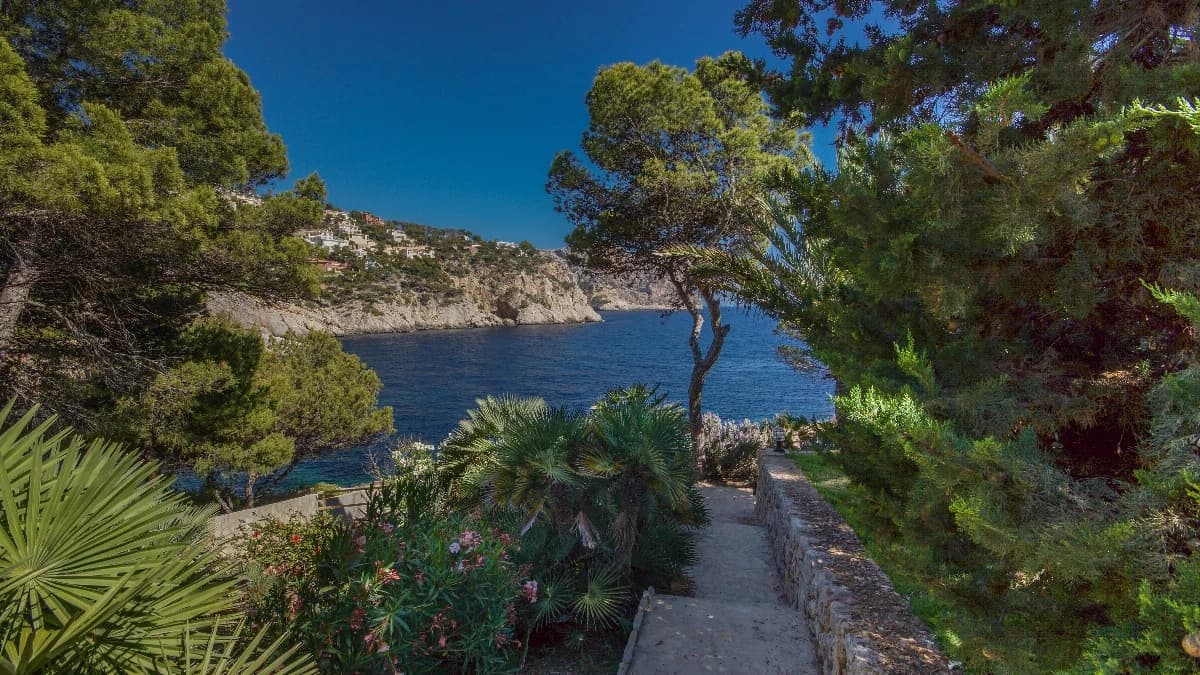 Path to the water, La Mola